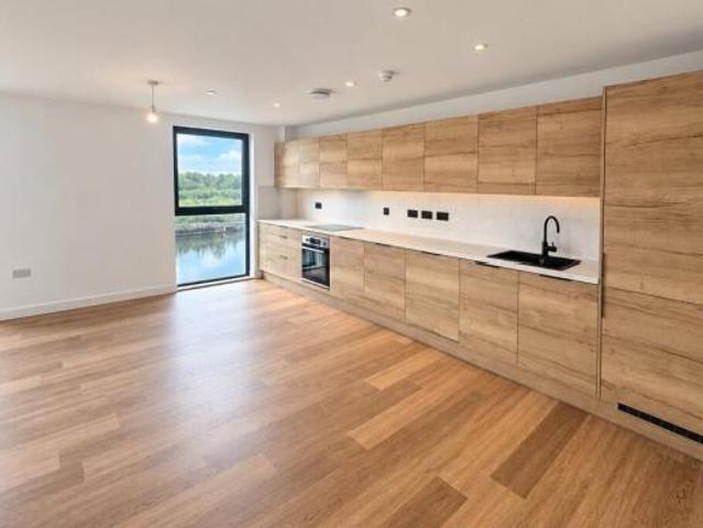 Flat for rent in South Lane, West Yorkshire