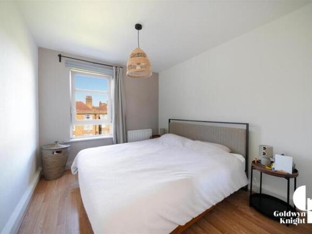 Flat for rent in Cat Hill, England