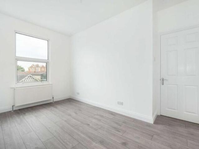 Flat for rent in Tooting Graveney, Greater London