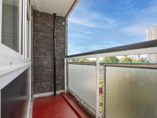Flat for rent in Cat Hill, England
