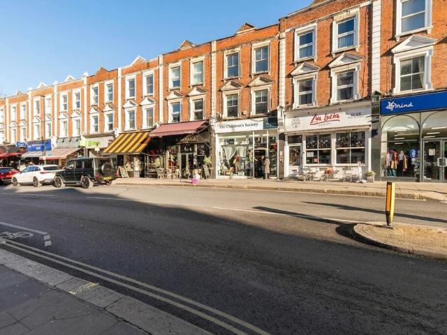 Flat for rent in Cat Hill, England
