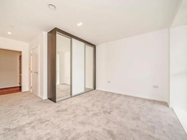 Flat for rent in North Kensington, Greater London