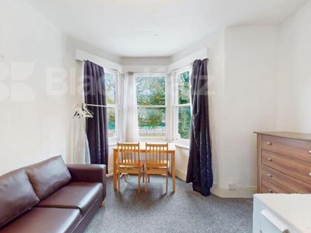 Flat for rent in South Lane, West Yorkshire