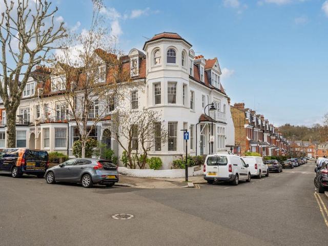 Flat for sale in Crouch End, Greater London