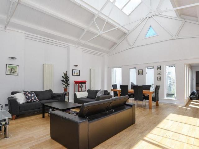 Flat for sale in Islington, Greater London