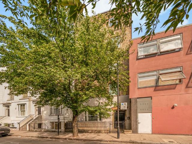 Flat for sale in Chalk Farm, Greater London