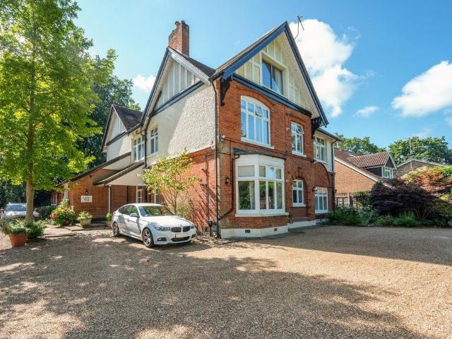 Flat for sale in Horsell, Woking