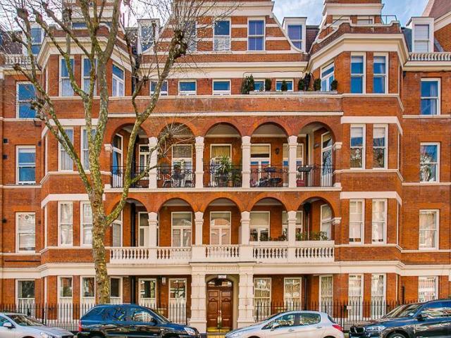 Flat for sale in West Kensington, Greater London
