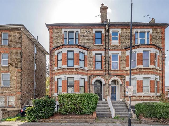 Flat for sale in West Dulwich, Greater London