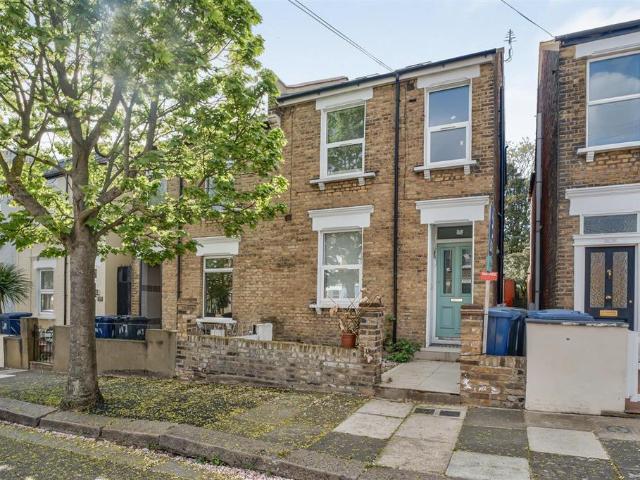 Flat for sale in London Borough of Ealing, Greater London