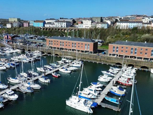 Flat for sale in Milford Haven, Wales