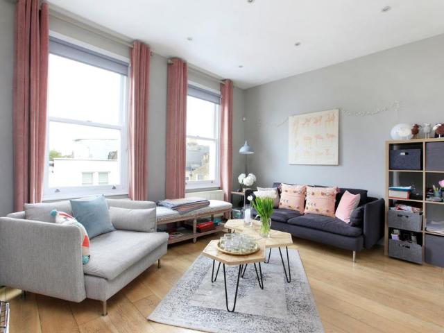Flat for sale in Clapham Junction, Greater London