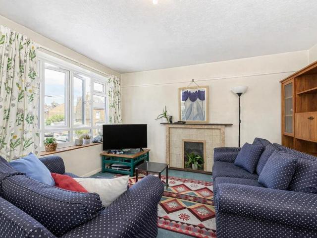 Flat for sale in Summerstown, Greater London