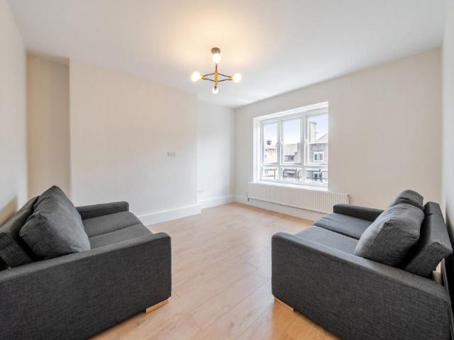 Flat for sale in Oval, Greater London