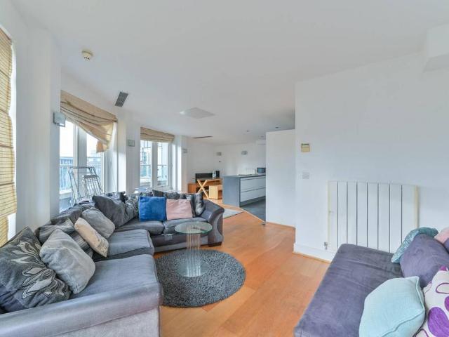 Flat for sale in Plumstead, Greater London