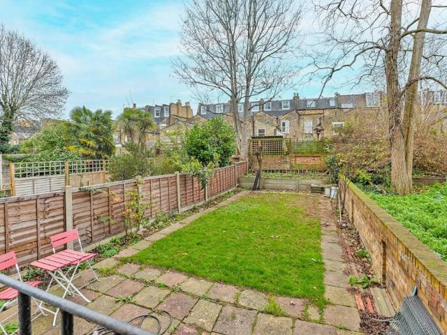 Flat for sale in Stoke Newington, Greater London