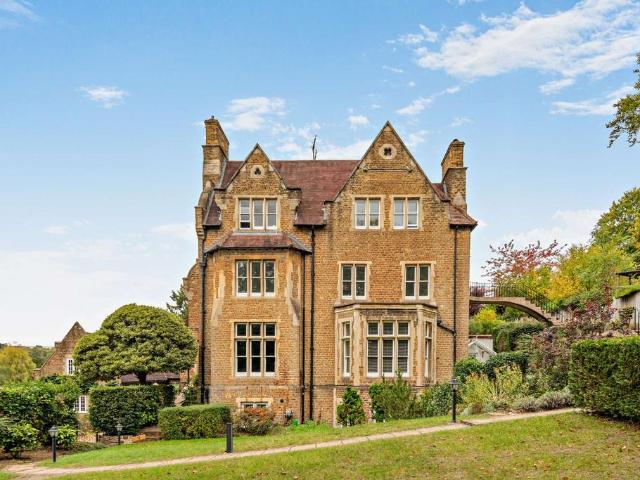 Flat for sale in Guildford Park, Guildford