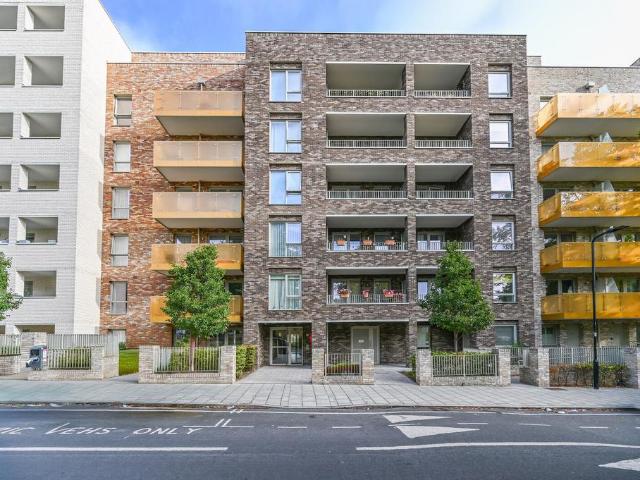 Flat for sale in London Borough of Ealing, Greater London