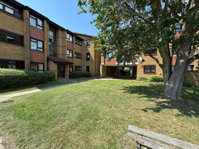 Flat for sale in Leagrave, Luton