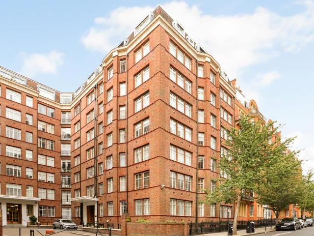Flat for sale in Kensington, Greater London