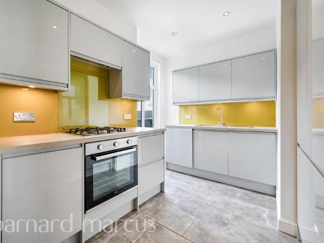 Flat for sale in Earlsfield, Greater London