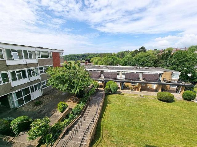 Flat for sale in The Knap, Barry