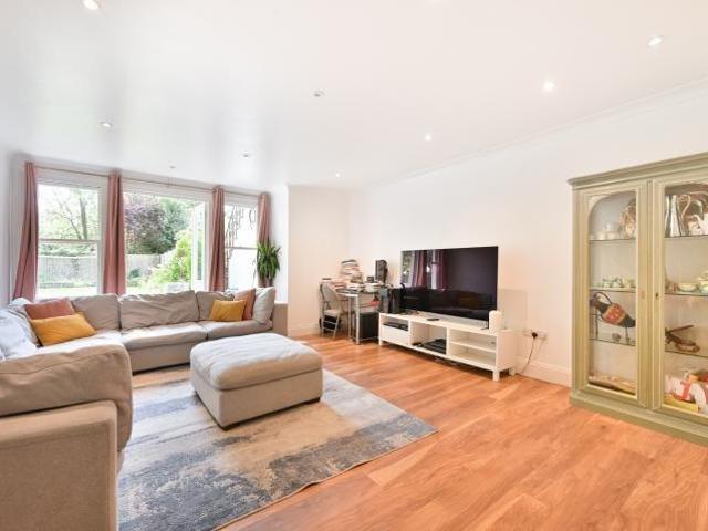Flat for sale in Brondesbury, Greater London