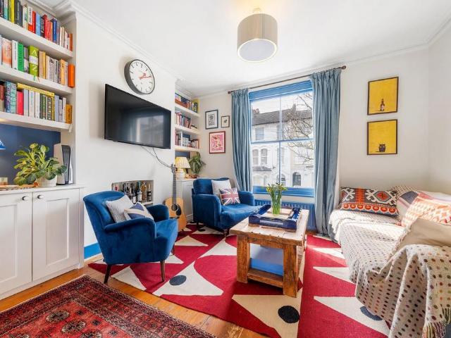 Flat for sale in Stockwell, Greater London