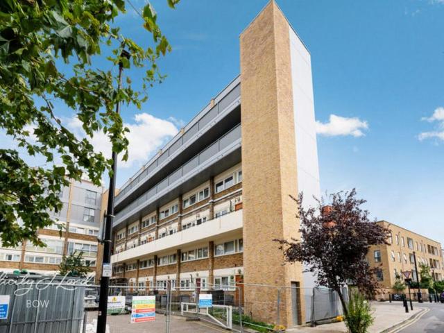 Flat for sale in Mile End, Greater London