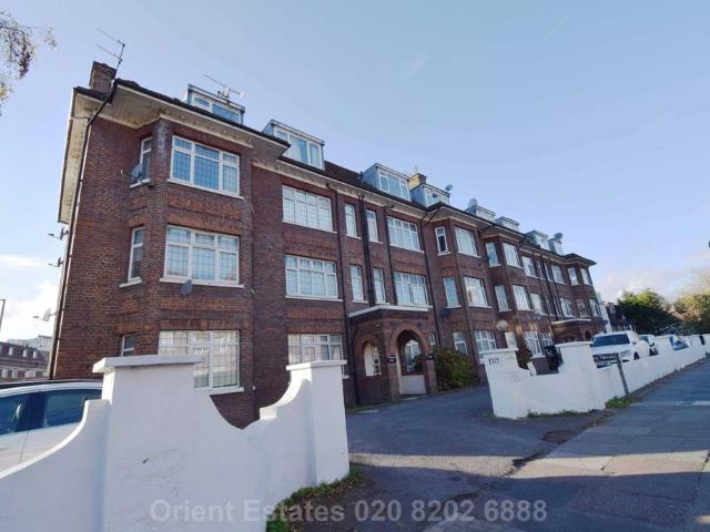 Flat for sale in Hendon Central, Greater London