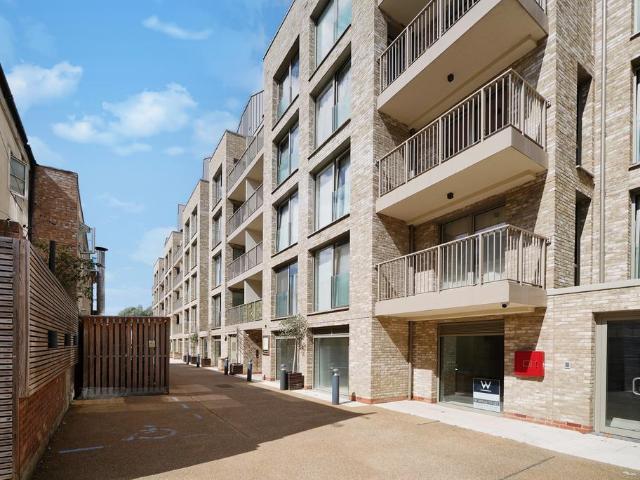 Flat for sale in Kilburn, Greater London