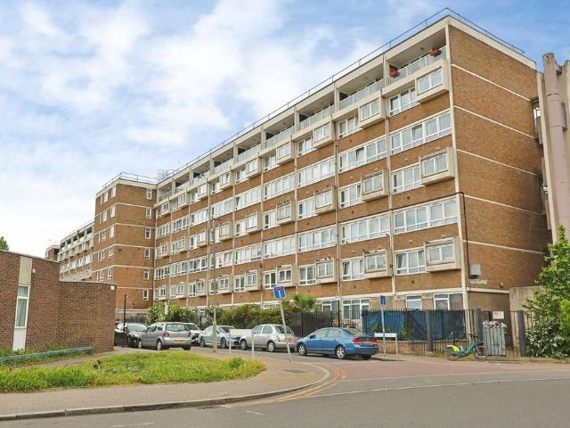 Flat for sale in Battersea, Greater London