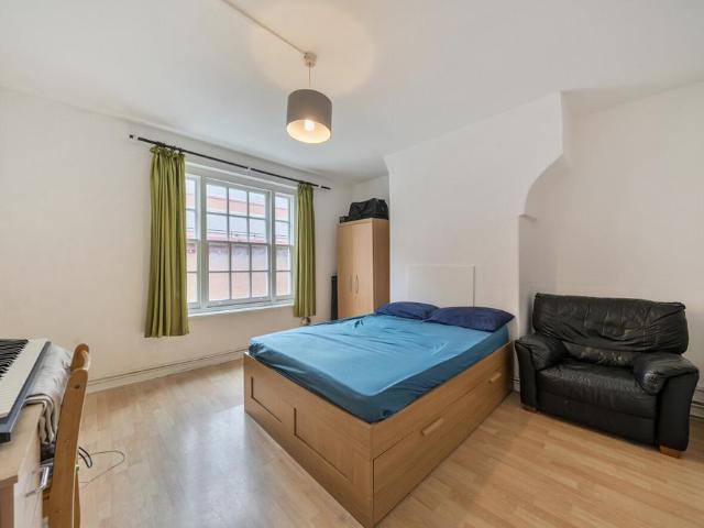 Flat for sale in Somers Town, Greater London