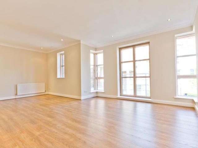Flat for sale in Hammersmith, Greater London