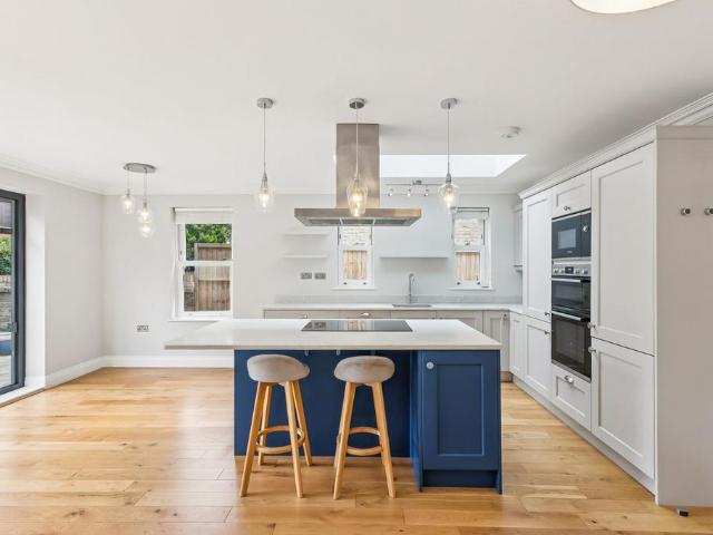 Flat for sale in Shepherd's Bush, Greater London