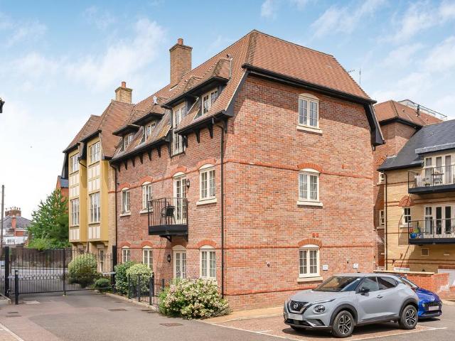 Flat for sale in Ashlyns Estate, Pouchen End