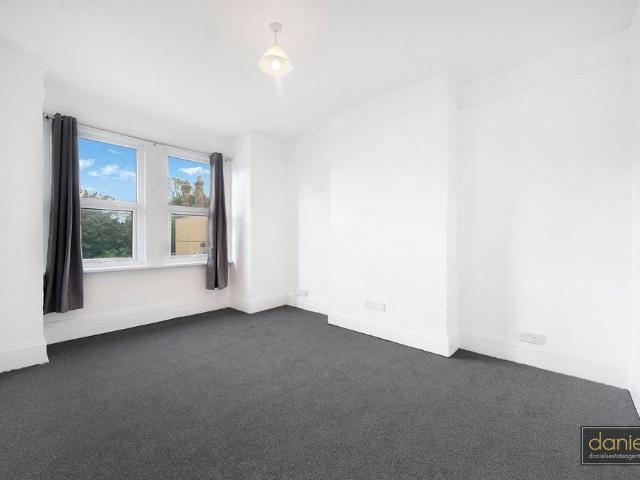 Flat for sale in Harlesden, Greater London