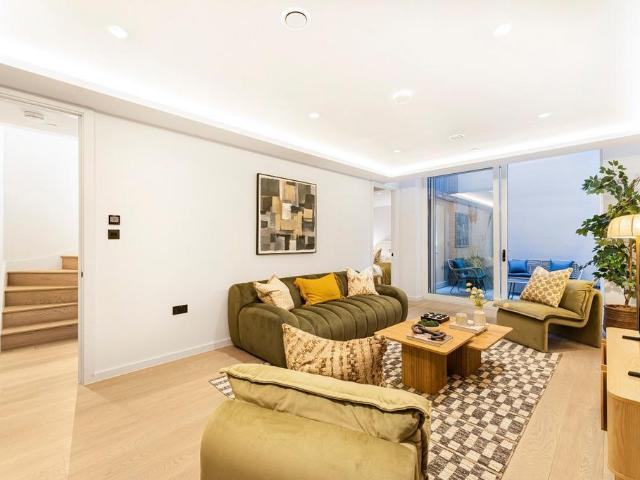 Flat for sale in South Hackney, Greater London