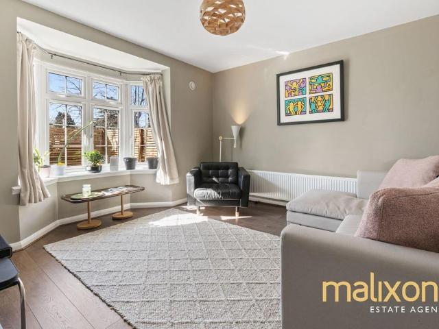 Flat for sale in Summerstown, Greater London