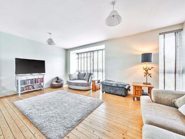 Flat for sale in Ham, Greater London