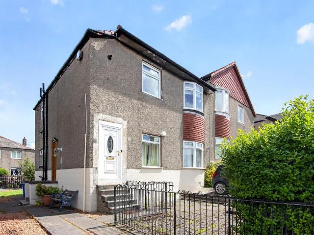 Flat for sale in Hillington, Scotland