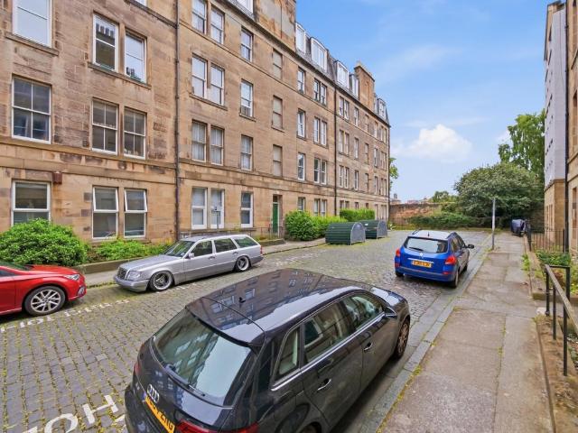 Flat for sale in Newington, Scotland
