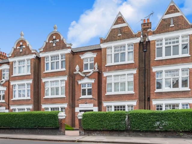 Flat for sale in London Borough of Richmond upon Thames, Greater London