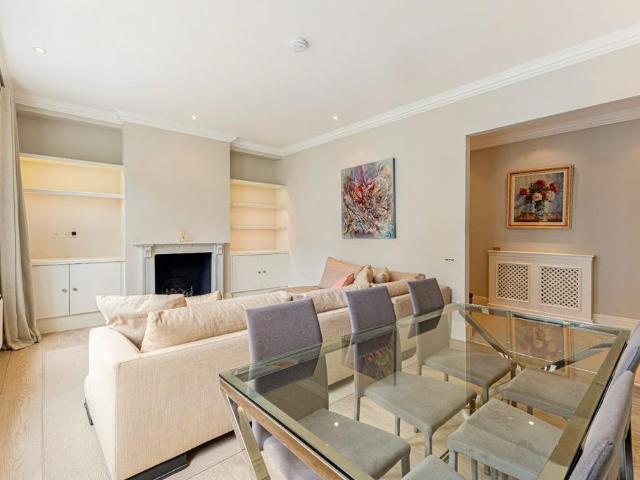 Flat for sale in Brompton, Greater London