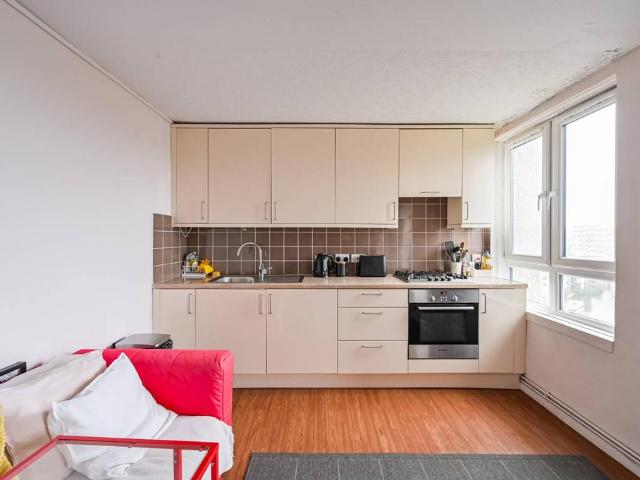 Flat for sale in Mile End, Greater London