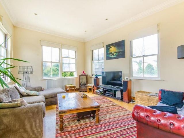 Flat for sale in Highbury, Greater London