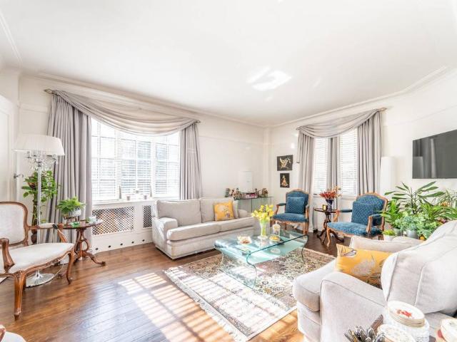 Flat for sale in St. John's Wood, Greater London