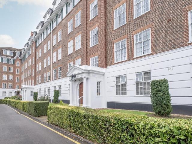 Flat for sale in Petersham, Greater London