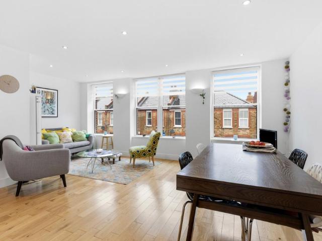 Flat for sale in London Borough of Hackney, Greater London