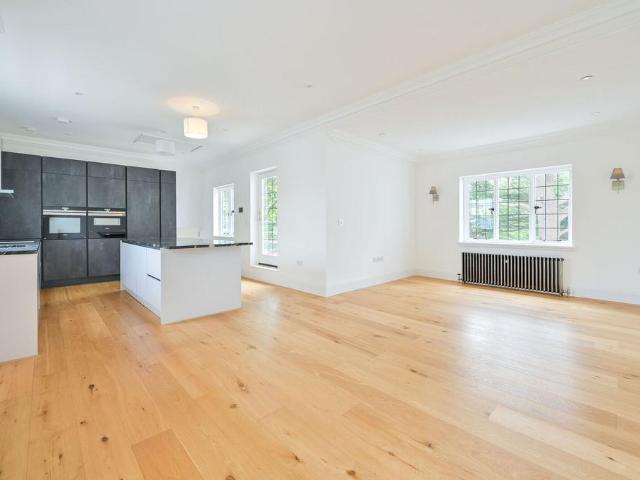 Flat for sale in Dulwich, Greater London
